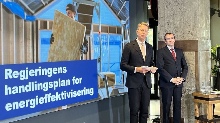 Olje- og energiminister Terje Aasland (t.v) og klima- og miljøminister Espen Barth Eide la frem regjeringens handlingsplan for energieffektivisering i alle deler av norsk økonomi på hovedkontoret til Oslo Havn 5. oktober. Foto: Stine Grimsrud/OED