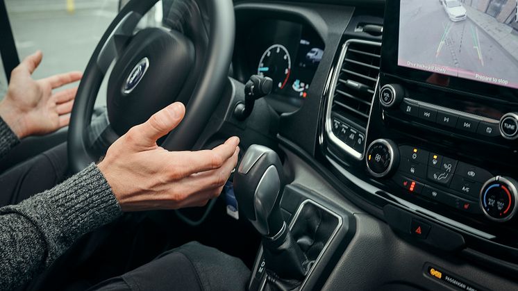​Ford Transit: Stressfreie Ein- und Ausparkmanöver dank aktivem Park-Assistenten 