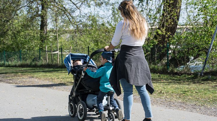 Kvinna med barnvagn. Foto: Mostphotos