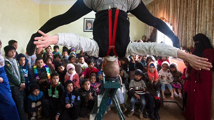 Jenny Soddu gör tricks för syriska barn på flykt