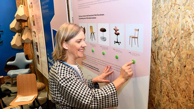 Sveriges miljöminister Karolina Skog röstar i tävlingen Sustainable Chairs. Foto: Robert Bednarczyk/Nordiska ministerrådet