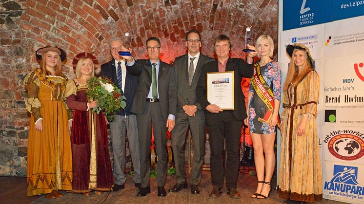 Volker Bremer (LTM GmbH, 4. v.r.) übergibt den Leipziger Tourismuspreis 2015 an Rüdiger Pusch (3.v.r.) für das Projekt VINETA auf dem Störmthaler See. Oliver Zille (4.v.l.) gewann in der Rubrik Persönlichkeiten. 2.v.r.: Miss Sachsen 2015/16