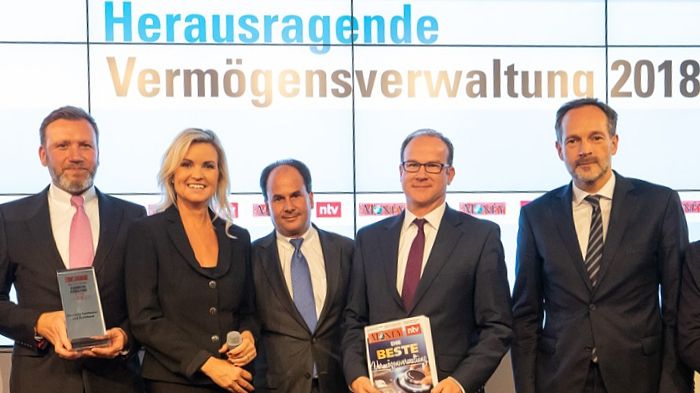 Freuen sich über die Auszeichnung (v.l.): Michael Schülke, René Hermanns, Clemens Berendt und Olaf Klose von der apoBank mit der Moderatorin Carola Ferstl