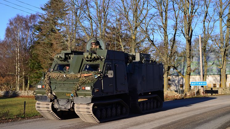 En grupp ingenjörsoldater patrullerar på södra Gotland. Foto: Robin Krüger/Försvarsmakten