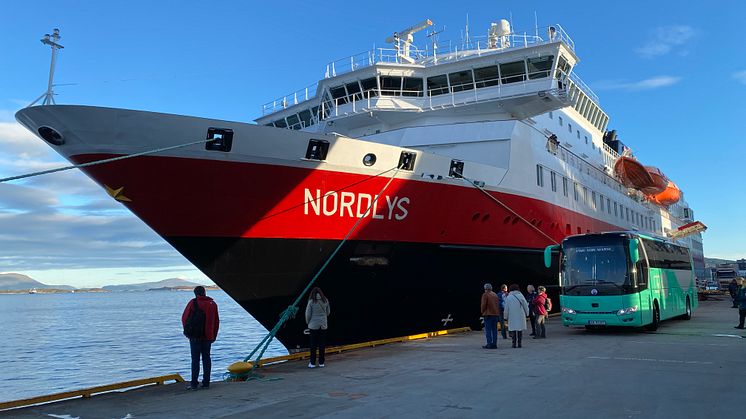 Busselskapet Tides nye el-turbuss skal nå ta med Hurtigruten Norges gjester på utslippsfrie utflukter fra Ålesund. Her fra den første utflukten med gjester fra MS Nordlys. Foto: Hurtigruten Norge