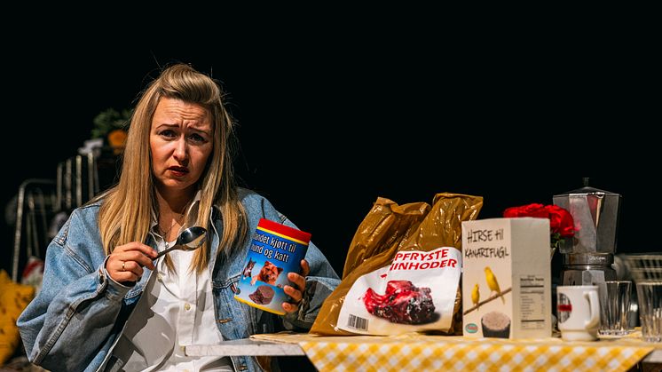 I dyrtid er gode råd dyre. Men å stele er gratis. Marie Blokhus i prøvar til Vi betaler ikkje! Vi betaler ikkje! Foto: Ole Herman Andersen/Det Norske Teatret.