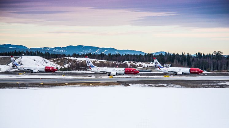Tre Norwegian-fly på rad i vinterlandskap