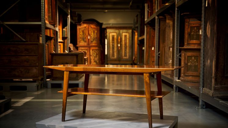 På bilden ser ni: Soffbord i mahogny med underrede av infärgad rödbok. Bordet ingick i Triva-serien och ritades 1954 av David Rosén. Foto: Björn Dahlgren