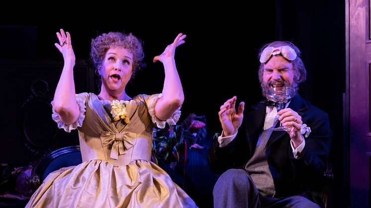 Carolina Sandgren och Lars Hjertner som Hortense Schneider och Jacques Offenbach i Champagnetårar. Foto Tilo Stengel