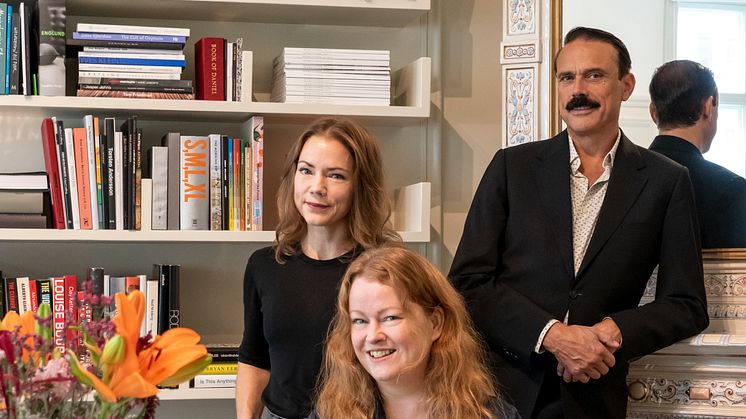 Rymdföretaget I.S.A.A.C. har hittat sitt första hem hos smarta DNAB, mitt i centrala Stockholm. Från vänster: Sofi Mork, vd DNAB, Cecilia Hertz, grundare I.S.A.A.C. och Mattias Hansson vd I.S.A.A.C. Foto: Philip Löfstedt