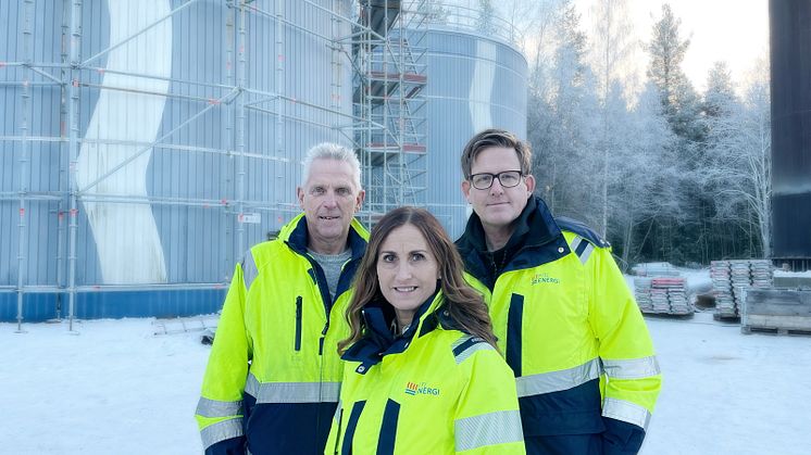 Installationen av cisternen är färdig och Tomas Johansson, projektingenjör, Ulrike Schäufele, strategisk inköpare, och Daniel Eriksson, chef Värme & kyla, ör nöjda med resultatet.