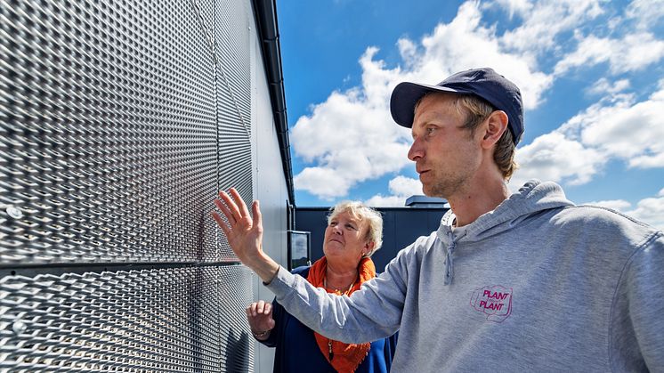 Sixten Lundqvist från Greenworks och Liselott Bergkvist, Peabs regionchef för Bygg Bostad Väst inspekterar den innovativa fasadpanelen. Foto: Paul Björkman.