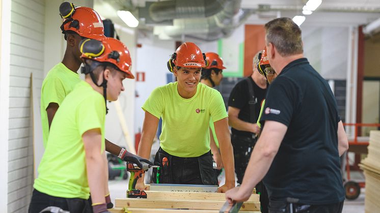 Skolan erbjuder tre program inom bygg, transport och vård