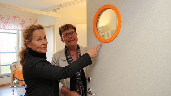 ​Wilhelmina Hoffman, verksamhetsansvarig på Silviahemmet, är mycket nöjd med de nya färgade ringarna på patientrummen på avdelning 1. Till höger, enhetschef Margareta Söderman.