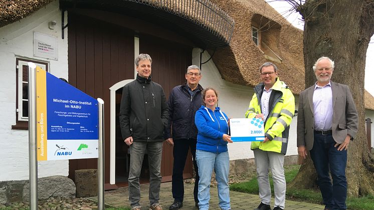 Frauke Mohrwinkel vom NABU Bergenhusen freut sich über die Spende. Das Geld soll in Storchenprojekte fließen. (v.li.) Jörg Rohwer, Helmut Schriever (Bürgermeister Bergenhusen), Peter Grau und Ralf Loell.