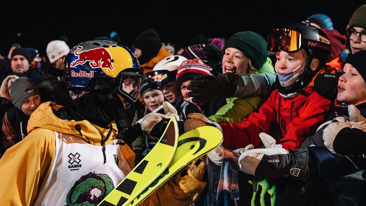 Jesper Tjäder är populär bland fansen. Här hyllas han efter X Games-Slopestylefinalen. Bild: Niklas Eriksson (Fri att användas redaktionellt)