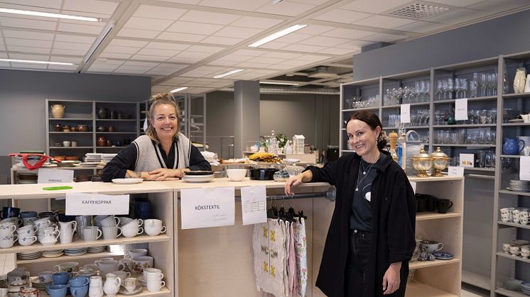 Butikschef Louise Svensson och arbetsledare Linnéa Klevner ser fram emot att snart få öppna Erikshjälpen Second Hands nya citybutik i Göteborg.