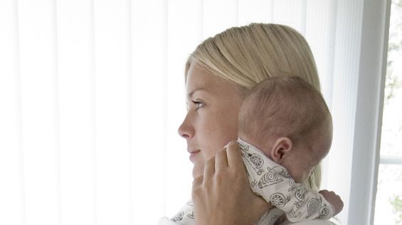 Amningshandduken ger ett smart skydd till både mamma och barn!