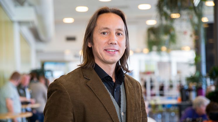 John Magnus Roos - forskare vid Högskolan i Skövde - bidrar till den forskningsantologi om personlig assistans som lanseras den 6 december.