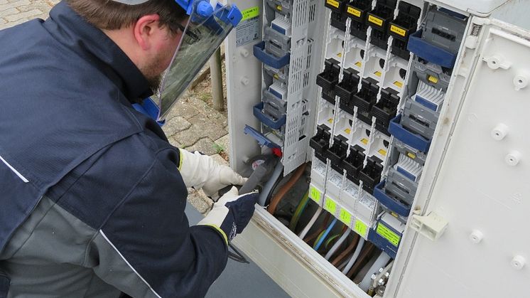 Magnus Moldenhauer, Techniker von SH Netz, an einem neuen Kabelverteilerschrank. Foto: SH Netz