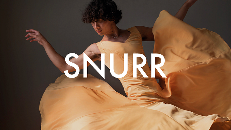 SNURR är en hyllning till dansen, med roterande kostymer, projektioner, filmklipp, och virvlande mobiler i taket. Foto: Johannes Hjorth