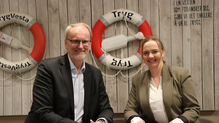 FEM NYE ÅR: To fornøyde ledere signerer ny 5-årig samarbeidsavtale. Espen Opedal, Norges sjef for Tryg Forsikring og Kjersti Tubaas, generalsekretær i Norges Musikkorps Forbund. Foto: Espen René Lunde Borge  