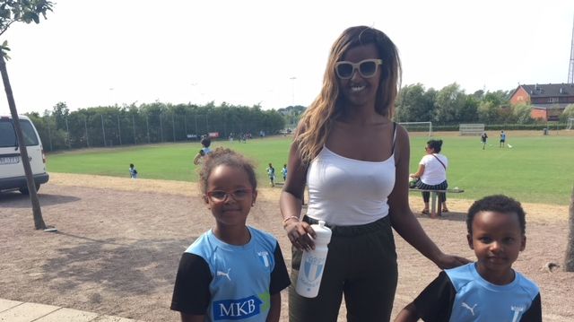 Syskonen Maliya och Adam med mamma Rukiya tyckte att fotbollsskolan var toppen.