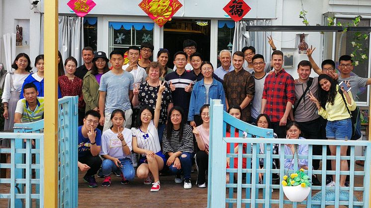 In Qingdao: Gruppenbild mit den HdWM-Studenten Timo Grünzinger und Pascal Blaumeiser.