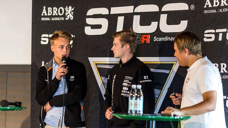 Nicklas Oscarsson (t.v.) och Marcus Annervi (mitten), toppförare i Clio Cup, deltog på presskonferensen och pratade om sina ambitioner med att ta klivet upp i STCC 2017. Foto: Daniel Ahlgren/STCC