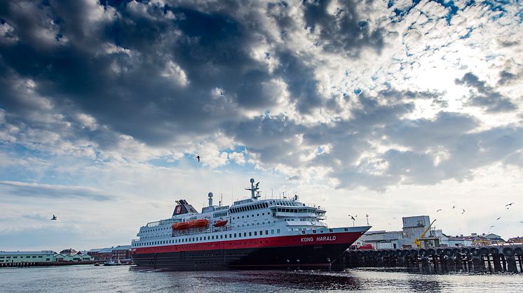 MS Kong Harald er ett av tre hybridskip i Hurtigrutens flåte. Neste år kommer nok et hybridskip til flåten etter at MS Nordlys skal oppgraderes med blant annet nye motorer og batteripakker. Foto: Ørjan Bertelsen / Hurtigruten