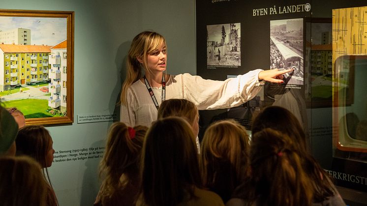 Museumspedagog Line R. Wikan forteller elevene hvordan det var å være barn i Oslo for 100 år siden. 