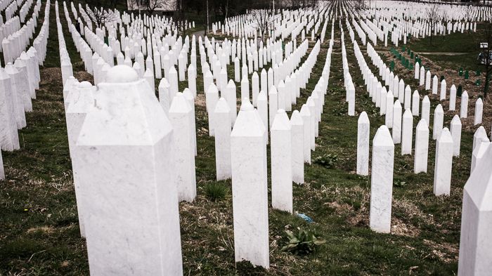 Prominenta talare när offren för folkmordet i Srebrenica hedras 