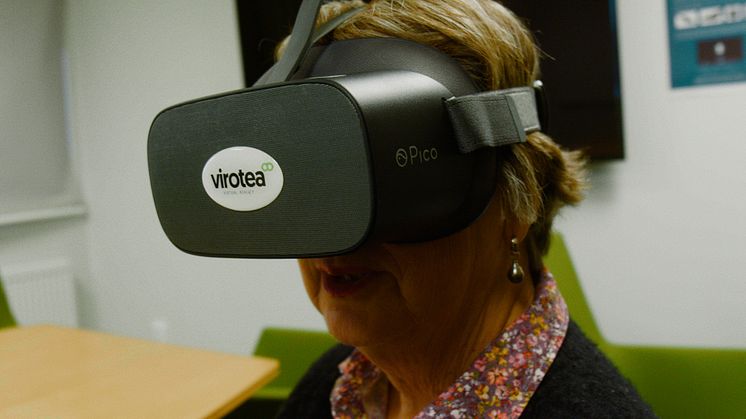 Ulla testar VR-glasögon