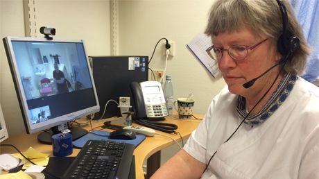 Doktor och patient på distans