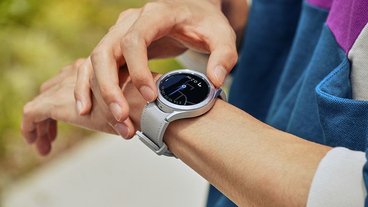 7. Galaxy Watch4_Lifestyle_Google Maps.jpg