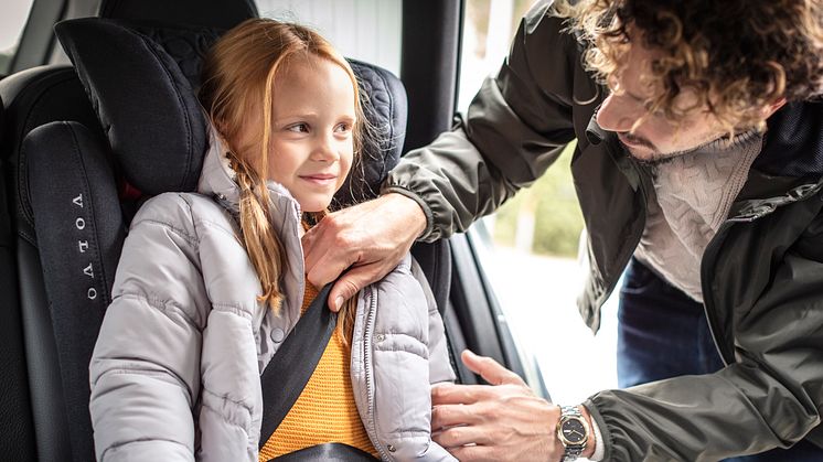 Tjocka ytterkläder försämrar bilbältets skydd – så sitter barnen säkert på höstens och vinterns resor