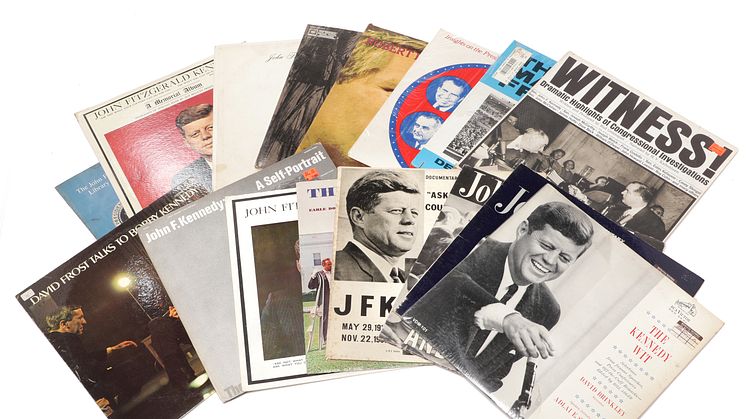 En omfattende samling af litteratur vedrørende John F. Kennedy, heriblandt bøger, magasiner og aviser, samt originale håndskrevne noter af præsidenten selv, kommer på bogauktion hos Bruun Rasmussen d. 22. juni.