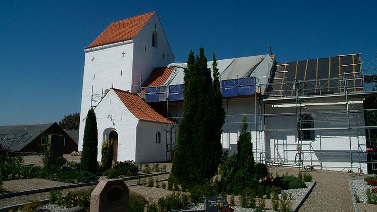 Gadbjerg Kirke renoveres med røde håndbearbejdede Dantegl vingetagsten.