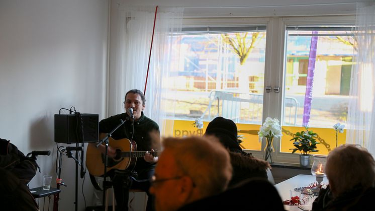 Pablo Copa bjuder på härlig musikunderhållning på trygghetsboendet.