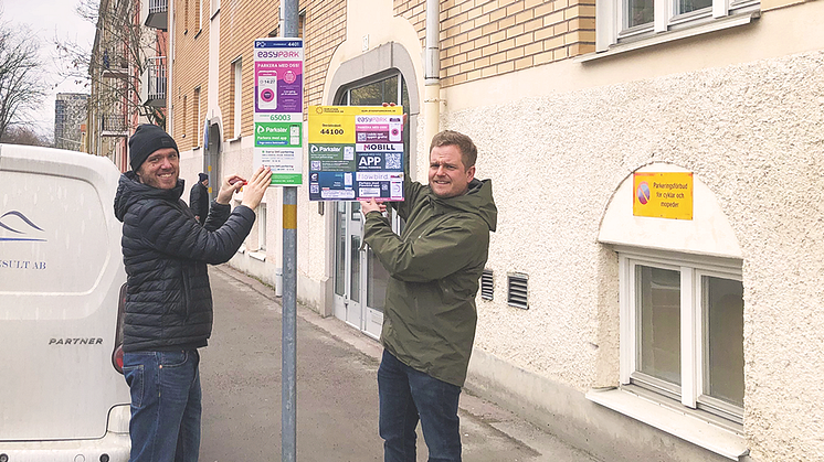 Fredrik Gustafsson, verksamhetsutvecklare och Jonas Orgum, ordförande, förbereder inför att nya skyltar ska sättas upp.