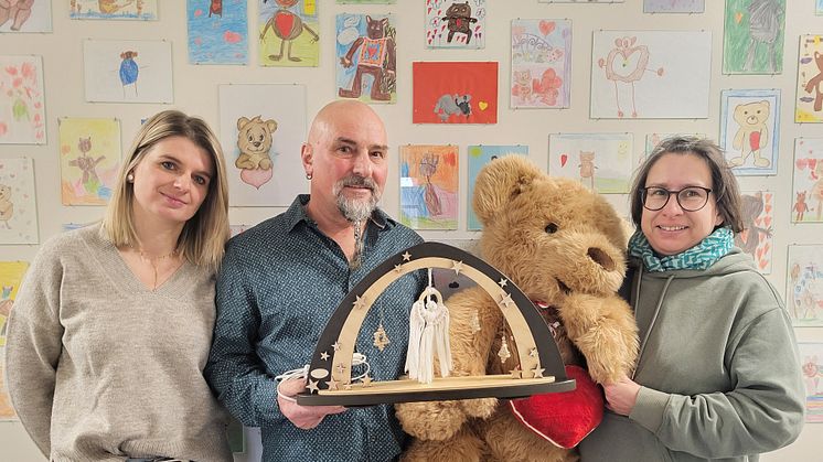 Jane Kade und Günter Gläser mit einem besonderen Schwibbogen für Bärenherz, Kerstin Stadler vom Kinderhospiz nahm die Spende entgegen