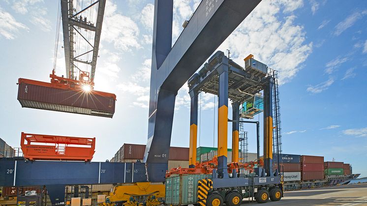 Den toppmoderna utrustningen som används vid Stockholm Norvik Hamn kommer enligt Hutchison Ports att fungera som ett exempel för hur containerhantering i framtiden kommer att ske. Bild: Hutchison Ports