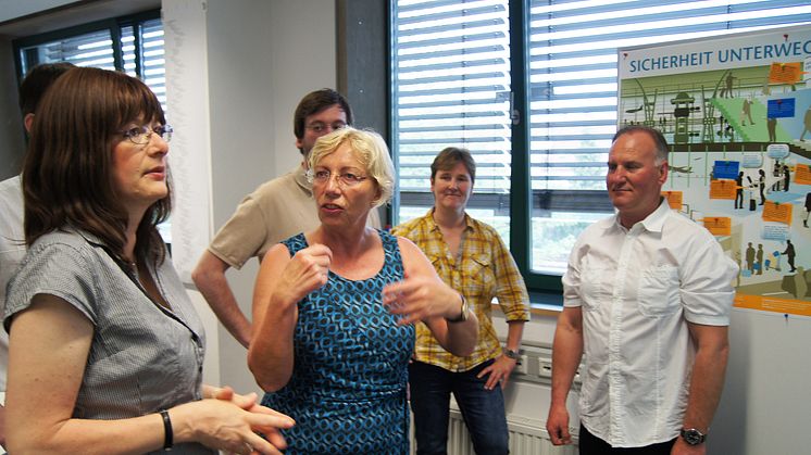 Forschungsprofessorin Margit Scholl (Mitte) erläuterte in der IT-Security Arena Konzepte und praxisnahe Lernszenarien.