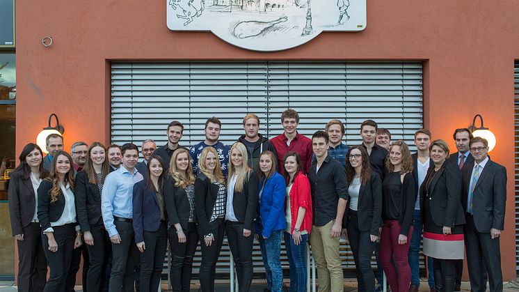 Foto: Die Absolventen aus Regensburg und das Personal- und Ausbildungsteam des Bayernwerks sowie der Siemens AG, die die technische Ausbildung in Regensburg betreuen.