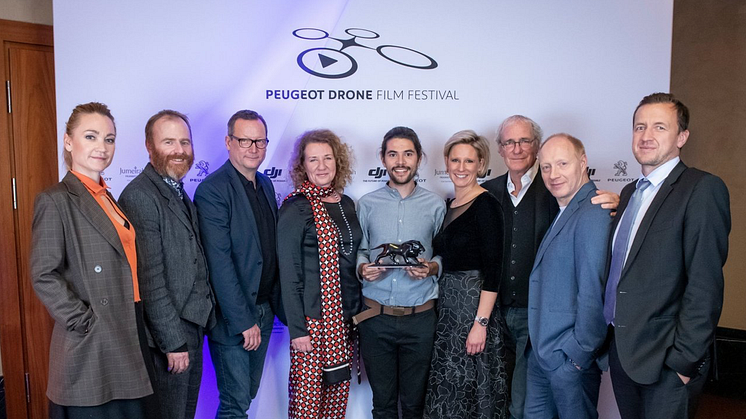 The happy winner with the jury (Lisa Marie Potthoff, Stephan Wagner, Matthias Brandt, Barbara Stelzner, Bernardo Bacalhau, Daniela Fette-Rakowski, August Zirner, Simon Schwarz, Florian Ferstl)