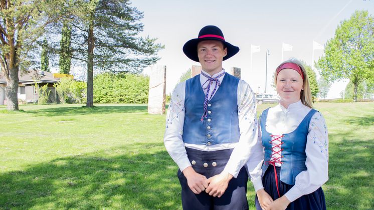 Magnus Pollack och Elin Håll är 2018 års kransmas och kranskulla. Foto: Vansbrosimningen