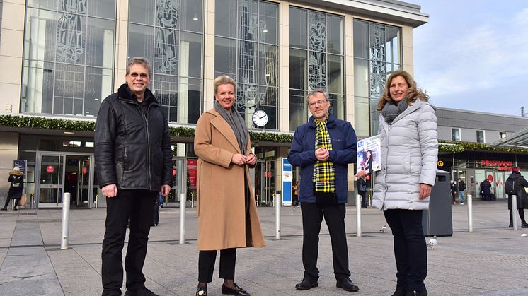 Arnulf Rybicki (Baudezernent der Stadt Dortmund), NRW-Verkehrsministerin Ina Brandes, Hubert Jung (Verkehrsvorstand DSW21) und Sylvia Uehlendahl (Leiter Tiefbauamt der Stadt Dortmund), von links nach rechts.