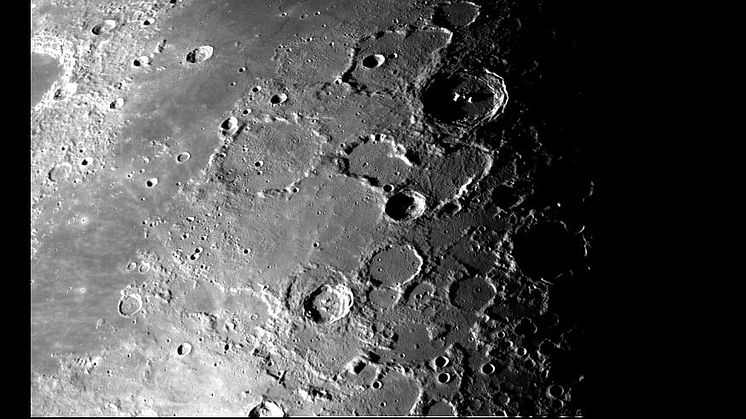 I en stor krater på månen hittades bevis för att mineral bildats i jättelika meteoritnedslag. 