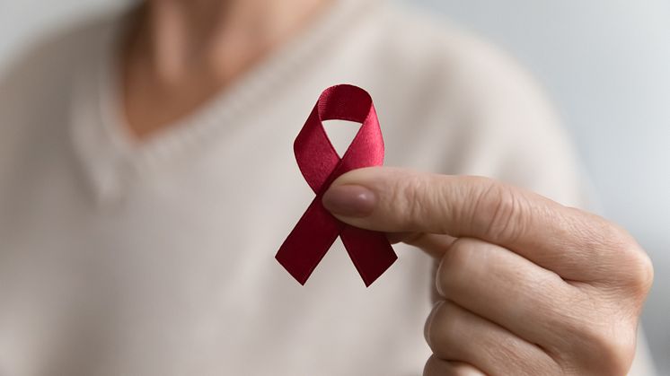 Röda Bandet (Red Ribbon) är den internationella symbolen för medvetenhet om hiv och aids. Foto: Mostphotos.