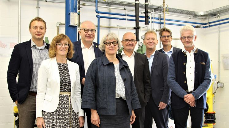 Setzen auf Wasserstoff (v. l.): Steve Flechsig, WW, Ute Dülfer, Bürgermeisterin Lichtenau, Bernhard Hoppe-Biermeyer, MdL, Staatssekretärin Silke Krebs, Andreas Speith und Jürgen Noch, WW, Prof. Rene Fahr, Uni Paderborn, und Reinhard Kahmen, AVE PB.